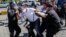 Un opositor a Daniel Ortega es arrestado por la policía.
