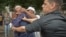 El periodista independiente Lázaro Yuri Valle fue sometido por las autoridades en plena vía pública, el 10 de diciembre de 2015, en La Habana, en un acto por el Día de los Derechos Humanos. ADALBERTO ROQUE / AFP
