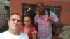 Adrián Curuneaux Stevens (derecha) junto a José Díaz Silva y su esposa, la Dama de Blanco Lourdes Esquivel.