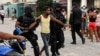 La policía antidisturbios recorre las calles luego de una manifestación contra el gobierno de Miguel Díaz-Canel en el municipio de Arroyo Naranjo, La Habana el 12 de julio de 2021. (Yamil Lage/AFP).