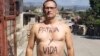 El líder de UNPACU, José Daniel Ferrer, se pinta el cuerpo con el cartel "Patria y Vida". (Foto: Twitter)