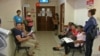 Foto Archivo. Cubanos esperan ser atendidos en hospital de Guyana para chequeo exigido en trámite migratorio. OCB/ Rodolfo Hernández