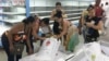 Mujeres compran pollo en un supermercado en La Habana. (REUTERS/Sarah Marsh).