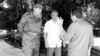 Nikolai Leonóv con Fidel y Raúl Castro en La Habana.