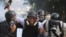 El periodista venezolano de VPITV Gregory Jaimes (C) recibe asistencia de colegas luego de ser heridos durante los enfrentamientos entre manifestantes antigubernamentales y fuerzas de seguridad en la conmemoración del Primero de Mayo en Caracas el 1 de ma