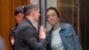 Alsu Kurmasheva escucha a su abogado durante una audiencia judicial en Kazán, Rusia, el 31 de mayo de 2024.