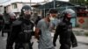 La policía antidisturbios recorre las calles luego de una manifestación contra el gobierno de Miguel Díaz-Canel en el municipio de Arroyo Naranjo, La Habana el 12 de julio de 2021.