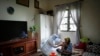 Una enfermera administra la vacuna contra COVID-19 del fabricante estadounidense Pfizer a una mujer en Selangor, Malasia, el 13 de julio de 2021. (AP/Vincent Thian).
