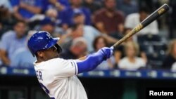 El pelotero cubano Jorge Soler (Reales de Kansas City) conecta un jonrón el 4 de septiembre de 2012 contra los Tigres de Detroit. Reuters.