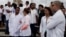 Médicos cubanos que desertaron de las misiones médicas de Venezuela protestan en Bogotá. (Imagen de archivo)