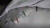 El cadáver de Boudé Morales, de 55 años, fue protegido con hielo por amigos y familiares y envuelto en un nylon para prevenir su descomposición ante la demora del coche fúnebre (Foto: tomada de un video de Ismael Ávila Romero).