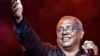 Pablo Milanés saluda al público durante un concierto en el Teatro Nacional de La Habana.