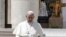 Fotografía de archivo del 12 de agosto de 2018, muestra al papa Francisco a su llegada a la plaza de San Pedro en la Ciudad del Vaticano.