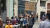 Joven con cartel protesta en el bulevar de San Rafael, La Habana