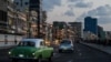 Autos americanos en el Malecón de La Habana. Los vecinos del edificio ubicado en Manrique entre Malecón y San Lázaro dijeron que la entrada de agua por Malecón quedó clausurada por los restaurantes Café Neruda y La Abadía.