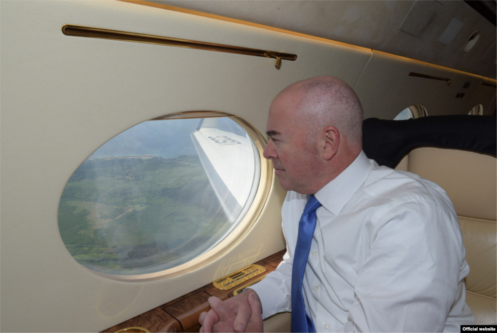 Mayorkas en el avión que lo llevó a Cuba.