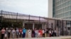 Cubanos hacen fila frente a la Embajada de EEUU en La Habana, este lunes 18 de marzo de 2019.