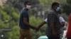 Un agente vestido de civil detiene el martes a un hombre en el lugar donde estaba previsto que se hiciera la protesta (Alexandre Meneghini/Reuters).