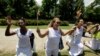 Laura Pollán (centro) y otras Damas de Blanco se manifiestan en la 5ta Avenida de Miramar, en La Habana, el 11 de julio de 2010, para pedir la libertad de los presos políticos. (REUTERS/Desmond Boylan)