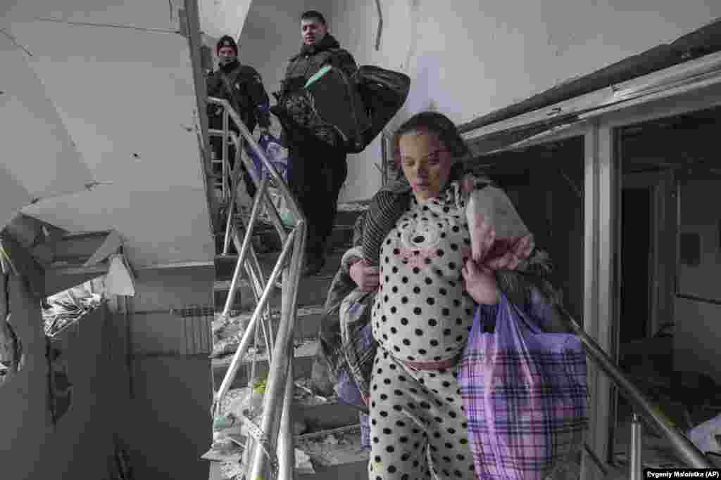 Mariana Vishegirskaya camina con sus pertenencias por la maternidad de un hospital dañado por los bombardeos rusos en Mariúpol, el 9 de marzo. Al día siguiente dio a luz.