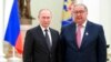 Vladimir Putin junto a Alisher Usmanov en 2017.