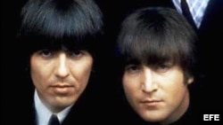 John Lennon y George Harrison.