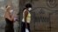 Dos mujeres caminan el martes por una calle de La Habana usando máscaras para evitar la propagación del coronavirus (Foto: Yamil Lage/AFP).