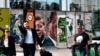 Una parte del Muro de Berlín con imágenes pintadas de los presidentes John F. Kennedy y Ronald Reagan es exhibida en Los Angeles el 9 de septiembre de 2019. (AP Photo/Richard Vogel).