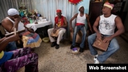 Toque de tambor de un grupo de santeros en La Habana.