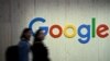 FOTO DE ARCHIVO: Personas caminan junto a un logotipo de Google durante una feria comercial en Hannover Messe.
(REUTERS/Annegret Hilse)
