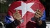 Activistas cubanos del colectivo ProActivo Miami representan la situación de los presos políticos en la isla. Tomado de @ProactivoMiami