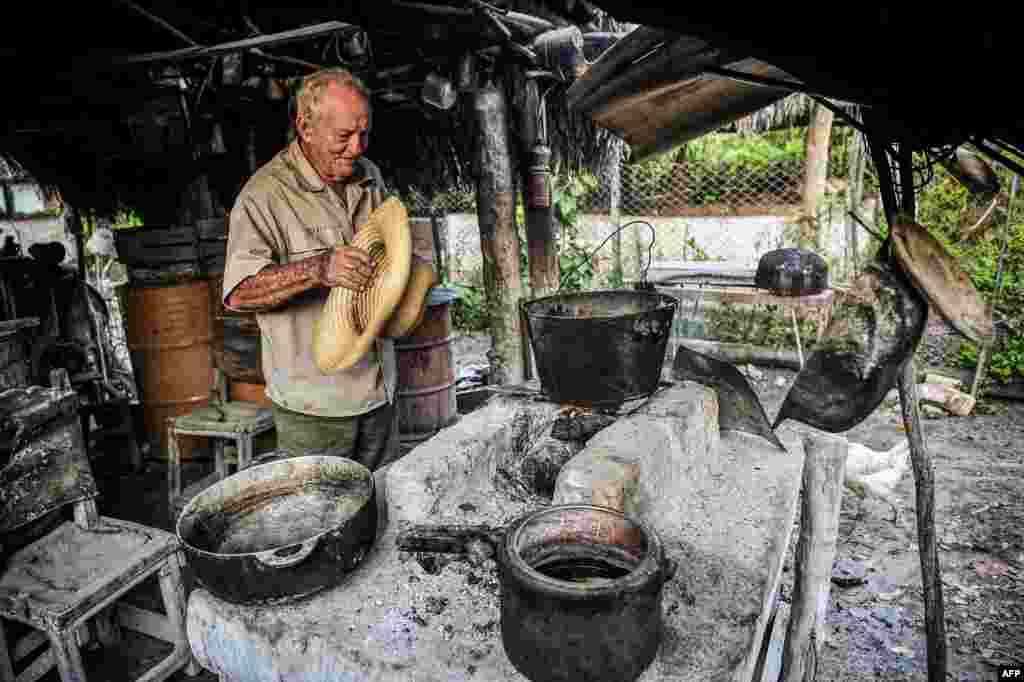 Un campesino cocina in su casa en Jiguaní, Granma. El 22% de la población asegura que su alimentación es deficiente y un 38.4% que es repetitiva. YAMIL LAGE / AFP)