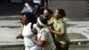 Agentes de la policía política arrestan a la líder de las Damas de Blanco, Berta Soler. (Foto: Angel Moya)