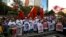 Familiares de las víctimas de Ayotzinapa en una marcha para conmemorar el 9no aniversario de la desaparición de los 43 estudiantes, en la Ciudad de México el 26 de septiembre de 2023.