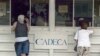 Cubanos cambian dólares estadounidenses por pesos convertibles en una Casa de Cambio (CADECA). (Archivo/Adalberto ROQUE/AFP)