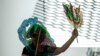 Imagen de Documenta, feria de arte contemporáneo que se celebra cada cinco años. En esta imagen, la artista germana Christine Falk hace una performance con títeres de Tailandia. (AP Photo/Martin Meissner).