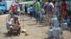 Holguineros hacen cola para adquirir las balitas de gas licuado. (Archivo)
