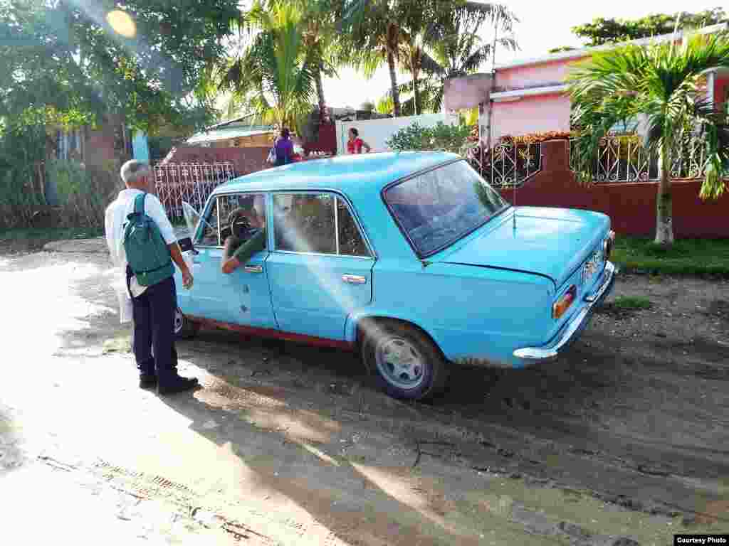 Funcionarios del Departamento Provincial de Planificación Física en Camagüey visitan la vivienda del pastor Bernardo de Quesada (III).