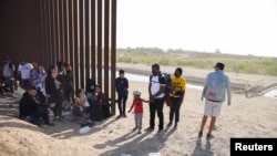 Migrantes de Haití en la frontera sur de Estados Unidos, cerca de Yuma, el 30 de abril de 2022. (REUTERS/Katie McTiernan).