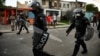 Antimotines recorren La Güinera el 12 de julio de 2021, un día después del levantamiento nacional contra el régimen comunista. (Yamil Lage / AFP).