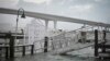 Un paseo marítimo en el puerto deportivo de Clearwater Harbor, Florida, queda inundado por la marea creciente, el 30 de agosto de 2023, después de que el huracán Idalia tocara tierra.