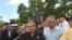 El presidente de la Brigada 2506, Felix Rodríguez (c), habla durante la conmemoración en Miami, Florida (EEUU), del 50 aniversario de la operación en Bahía Cochinos.