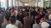Aglomeración de personas en el mercado de Cuatro Caminos, en La Habana. (Foto: @MarioJPenton)