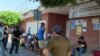 Cubanos a la espera de un salvoconducto que les permita avanzar hacia la frontera de México con EEUU.