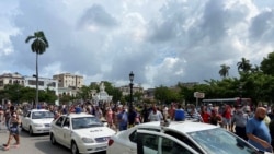 Dos menores de edad fueron detenidos y esposados durante las manifestaciones en Cuba Dos menores de edad fueron detenidos y esposados durante las manifestaciones en Cuba