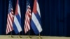 El senador estadounidense Pat Leahy (D-VT) saluda al secretario de Estado Antony Blinken cuando llega para testificar sobre el presupuesto del Departamento de Estado ante el Comité de Asignaciones del Senado en el Capitolio.
