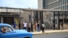 Peloteros cubanos esperan fuera de la Embajada de EEUU para hacer una petición de visa