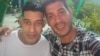 El doctor Eduardo Andrés González León (derecha) junto a su hermano menor. (Facebook)