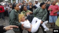 Fotografía de archivo de una Dama de Blanco detenida por las fuerzas represivas castristas.