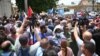 Miguel Díaz-Canel visita San Antonio de los Baños, en medio de protestas contra su gestión. (Yamil LAGE / AFP)
